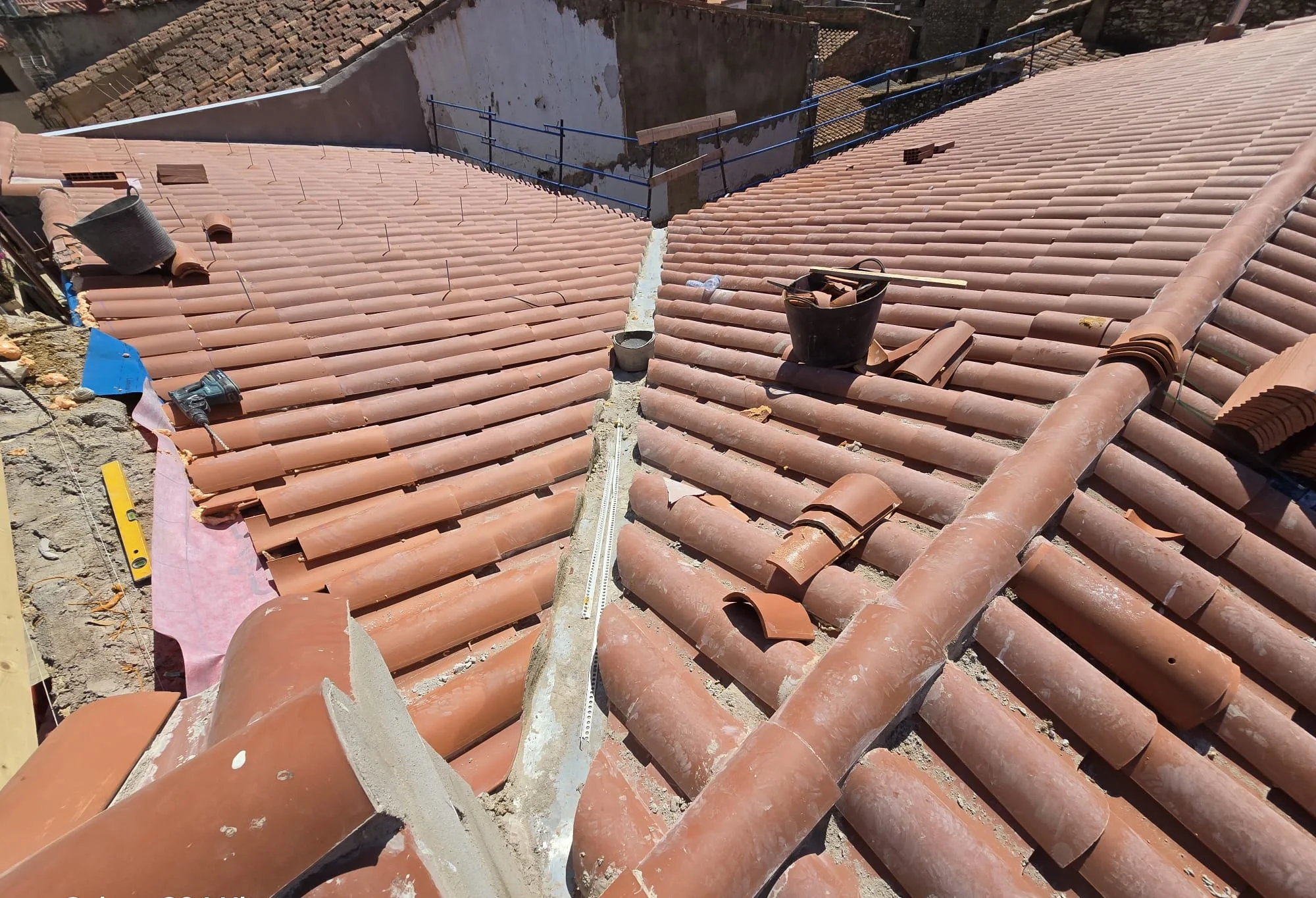 Tejado acabado en teja cerámica curva