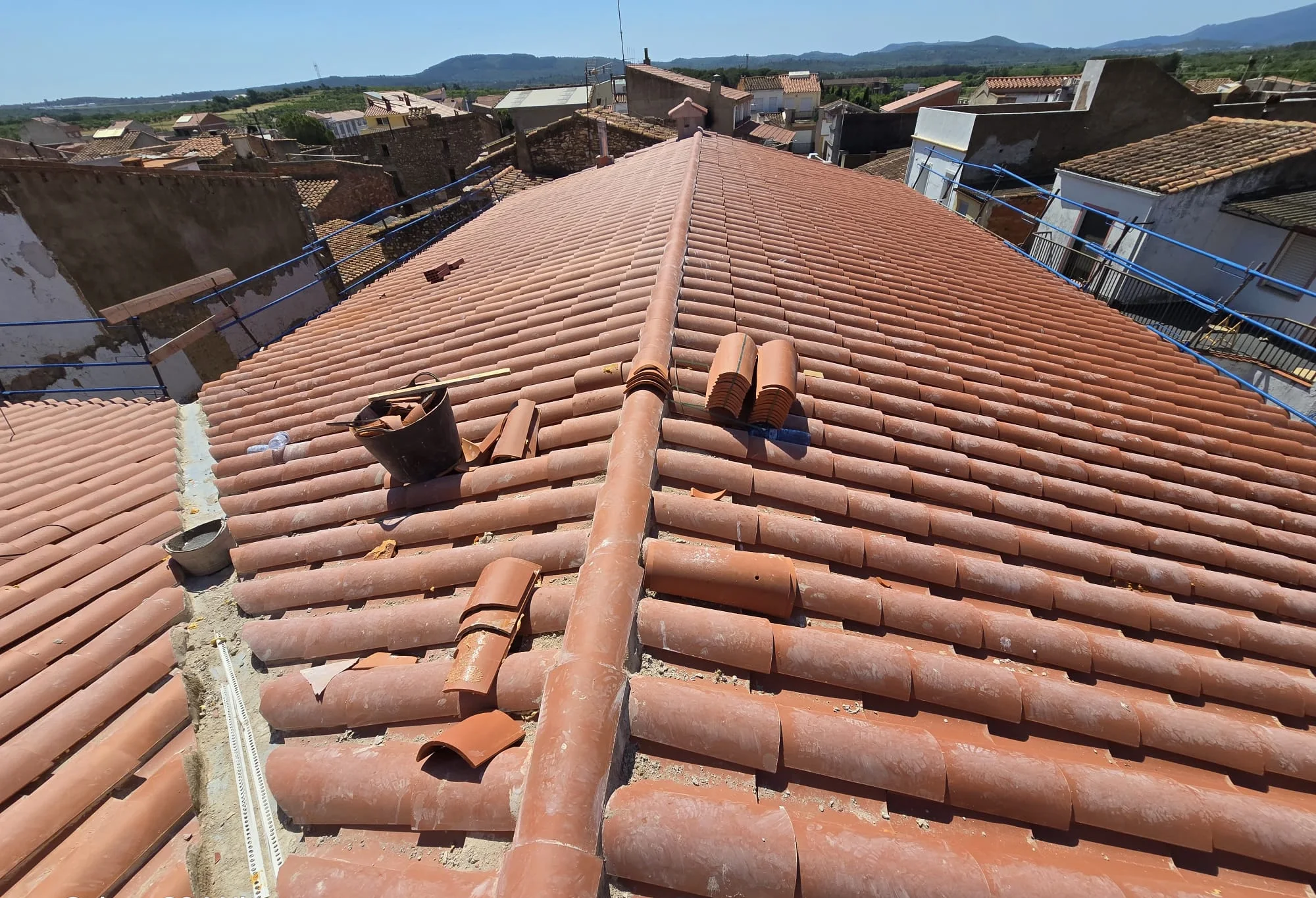 Tejado acabado en teja cerámica curva