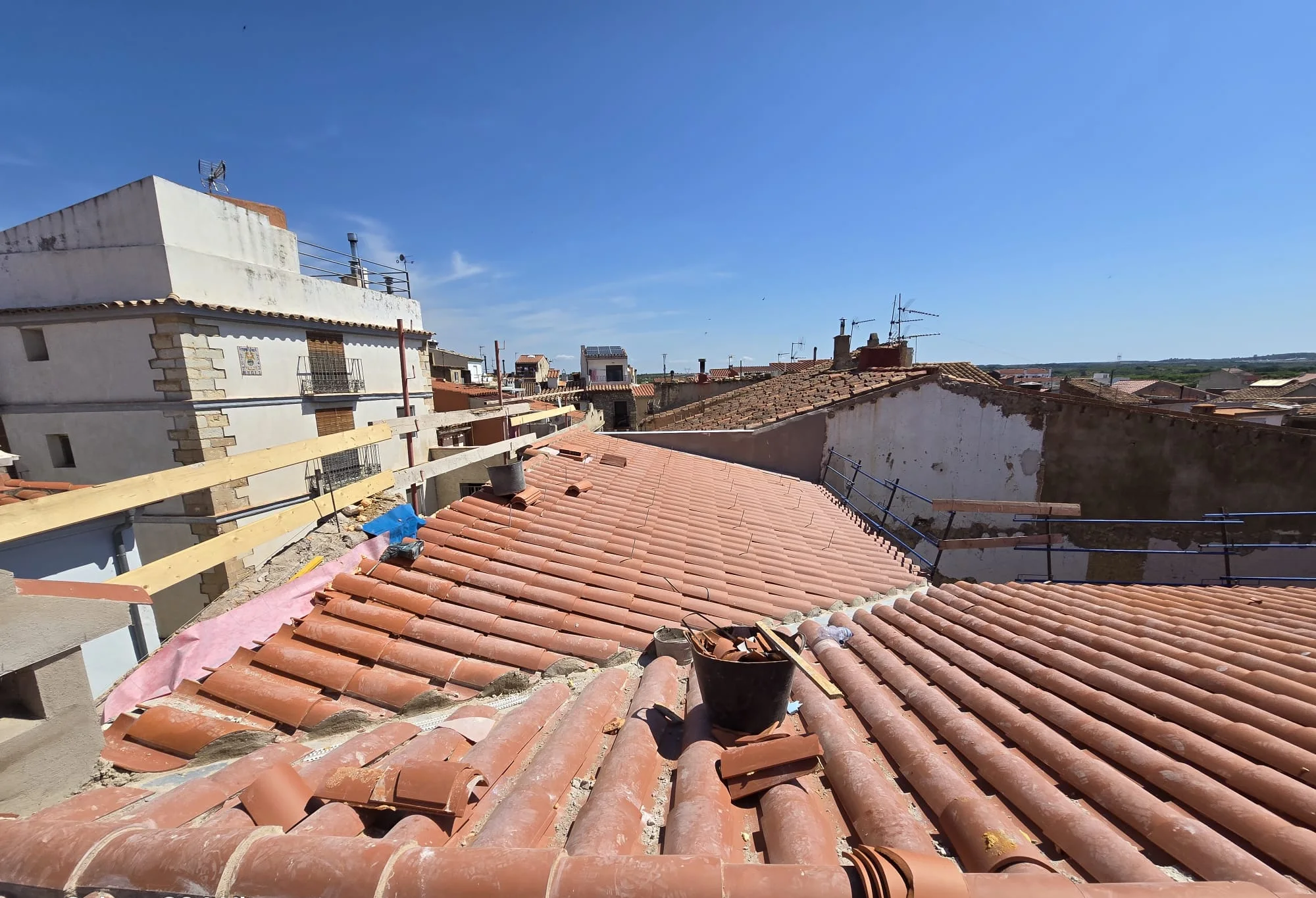Tejado acabado en teja cerámica curva