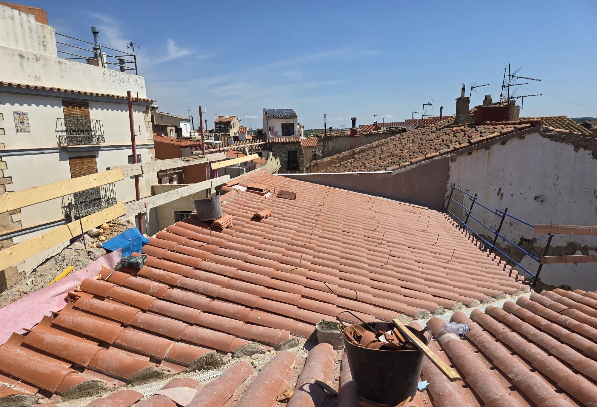 Tejado acabado en teja cerámica curva