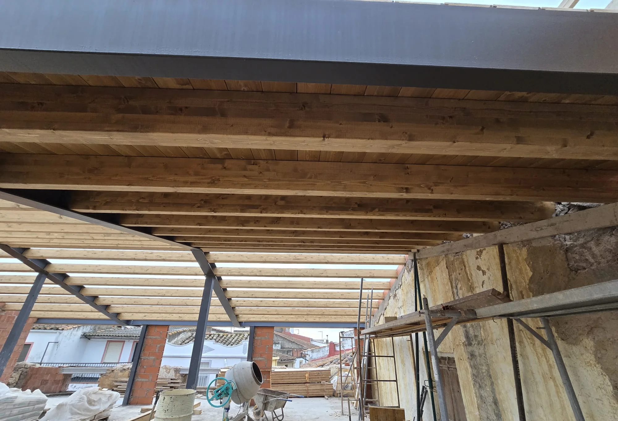 Cubierta mixta de acero S275, madera y Danosa XPS
