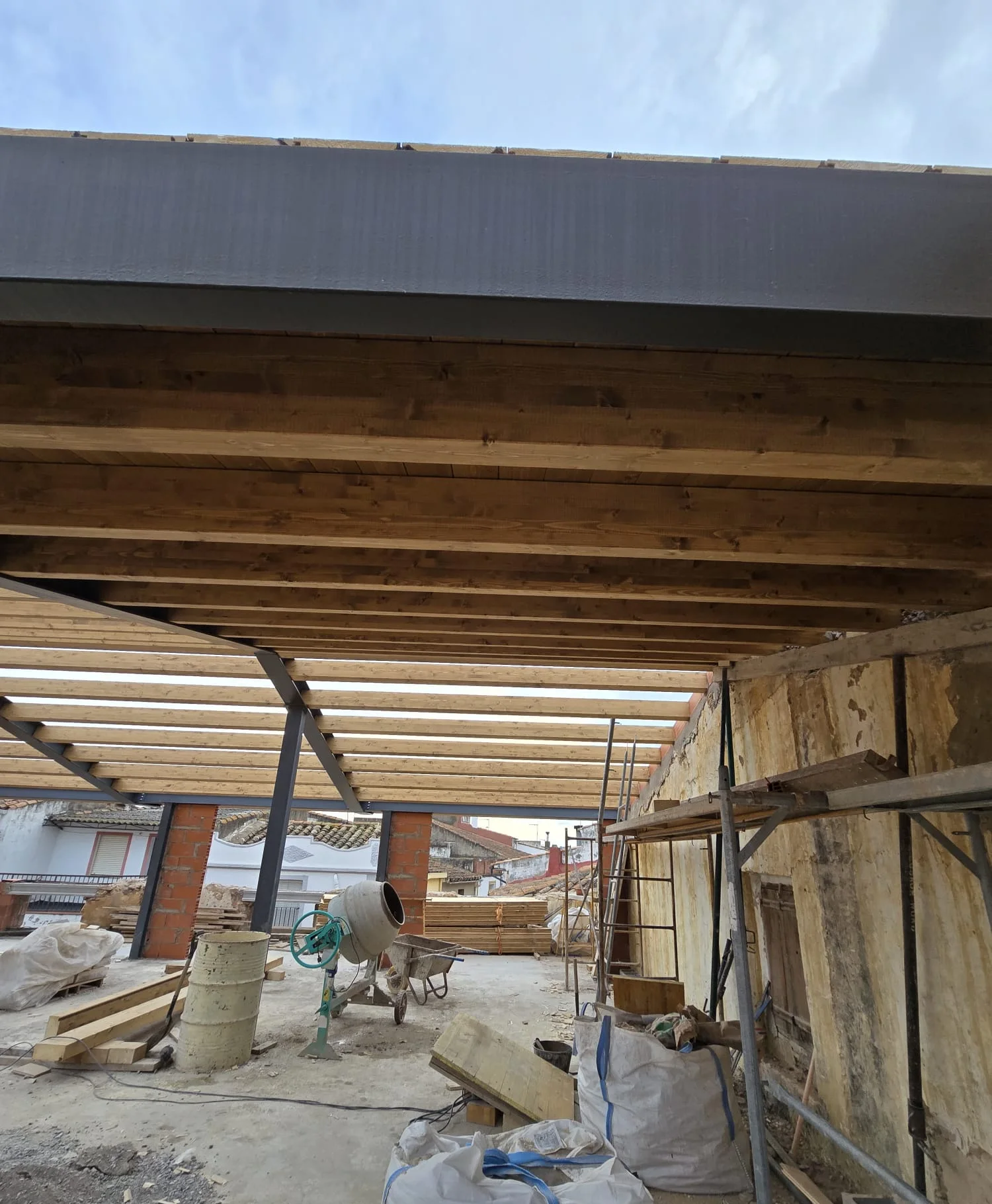 Cubierta mixta de acero S275, madera y Danosa XPS