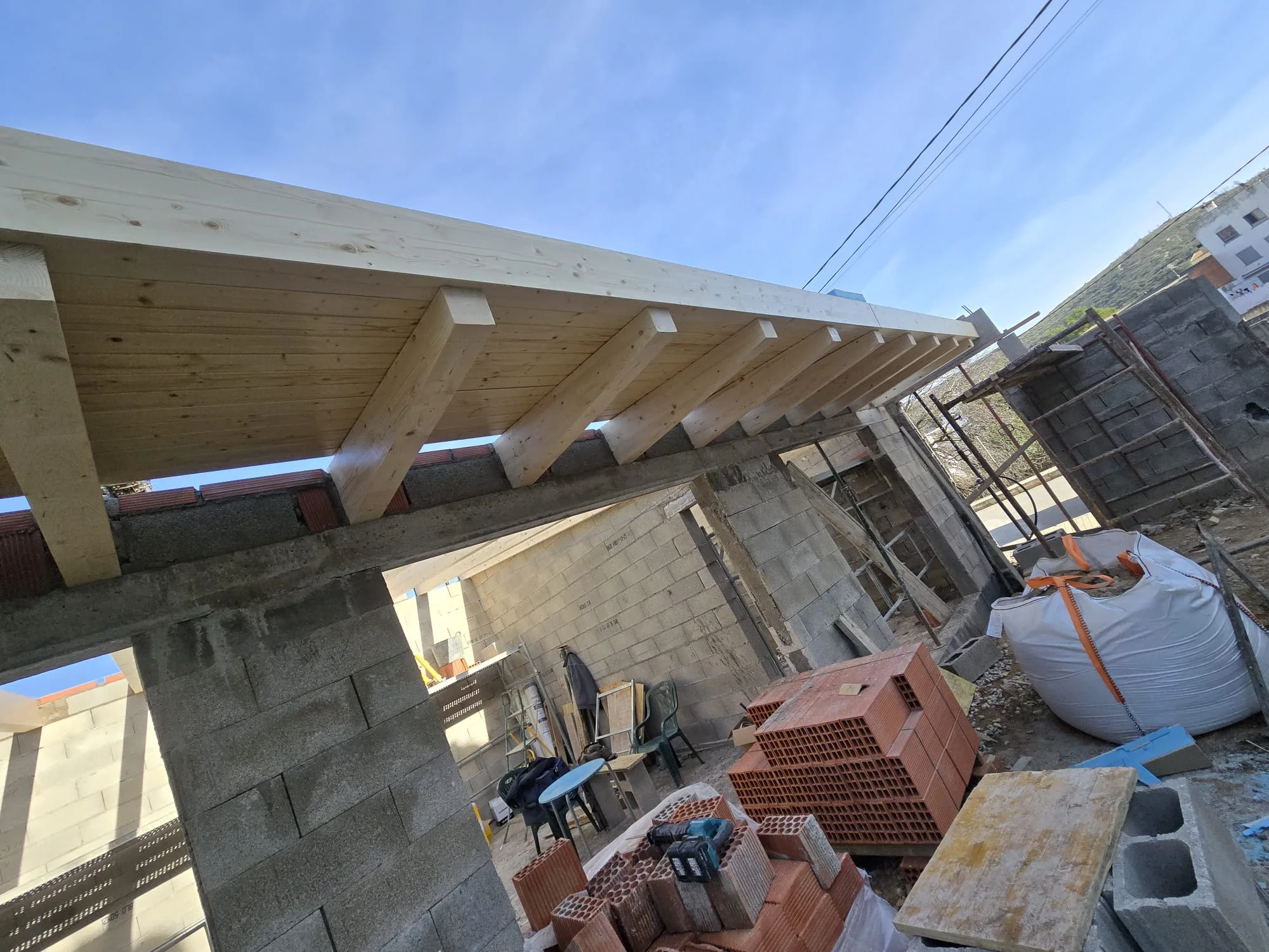 Estructura de madera laminada y paneles Caliplac