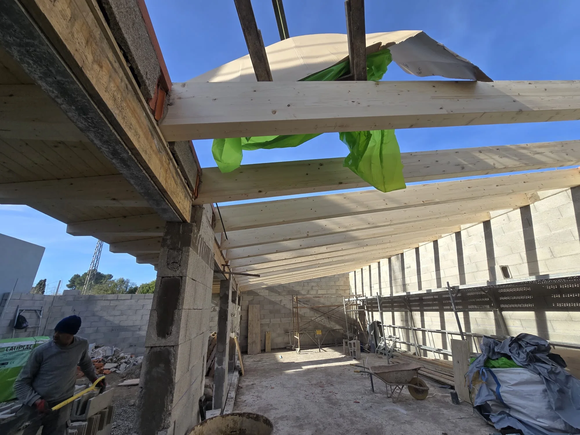 Estructura de madera laminada y paneles Caliplac