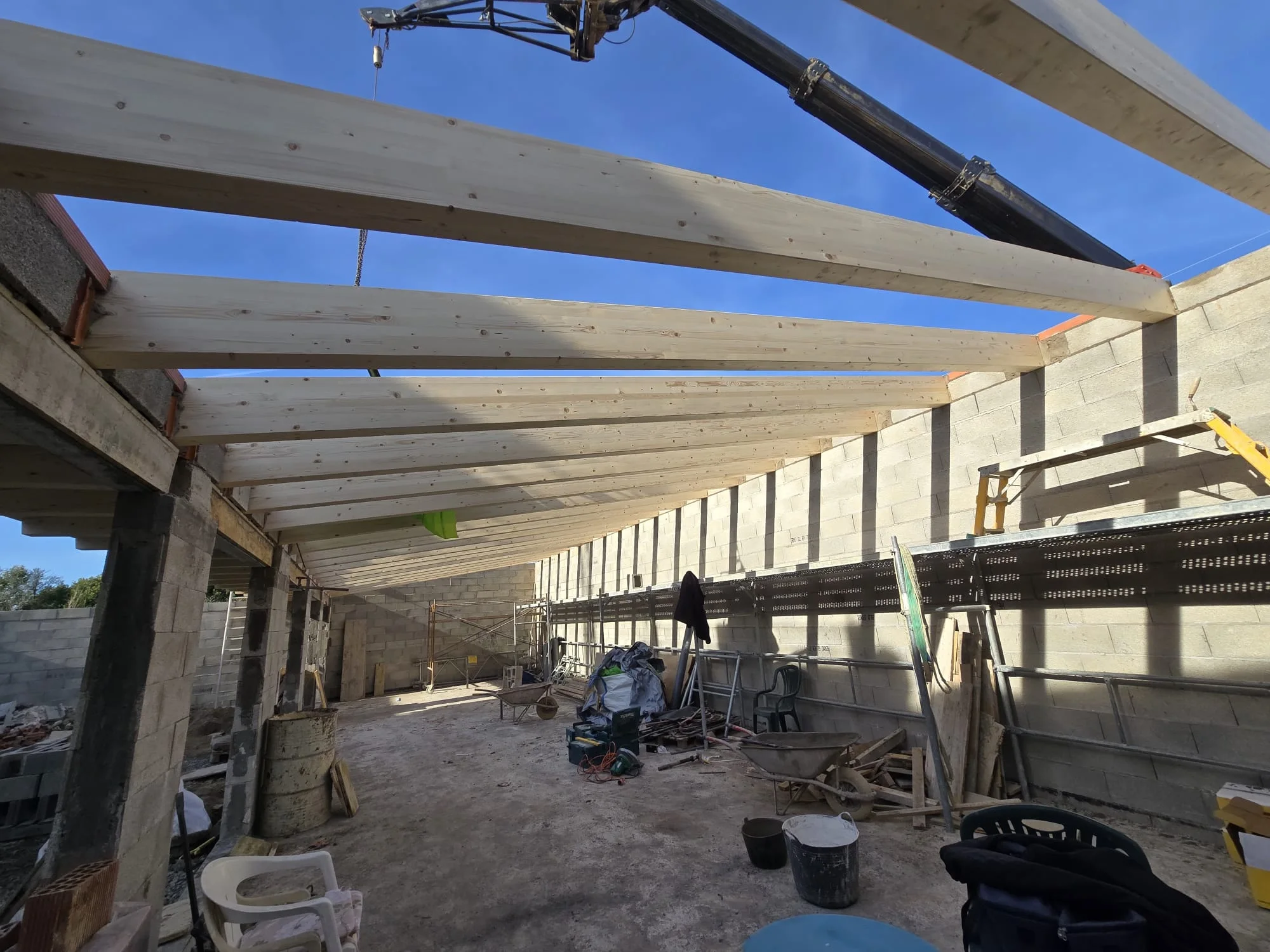 Estructura de madera laminada y paneles Caliplac