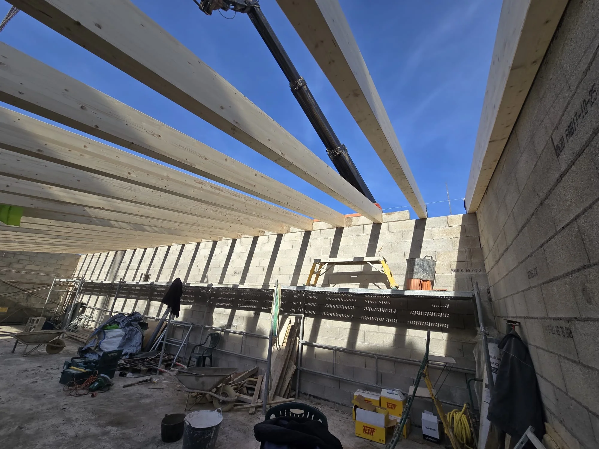Estructura de madera laminada y paneles Caliplac