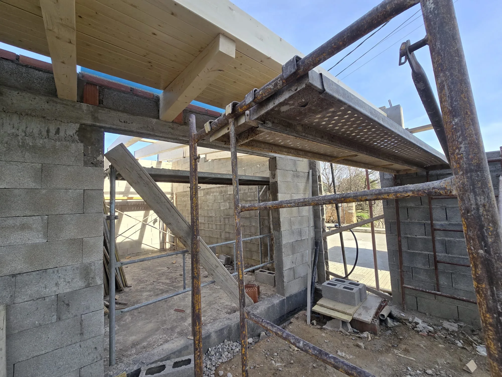 Estructura de madera laminada y paneles Caliplac