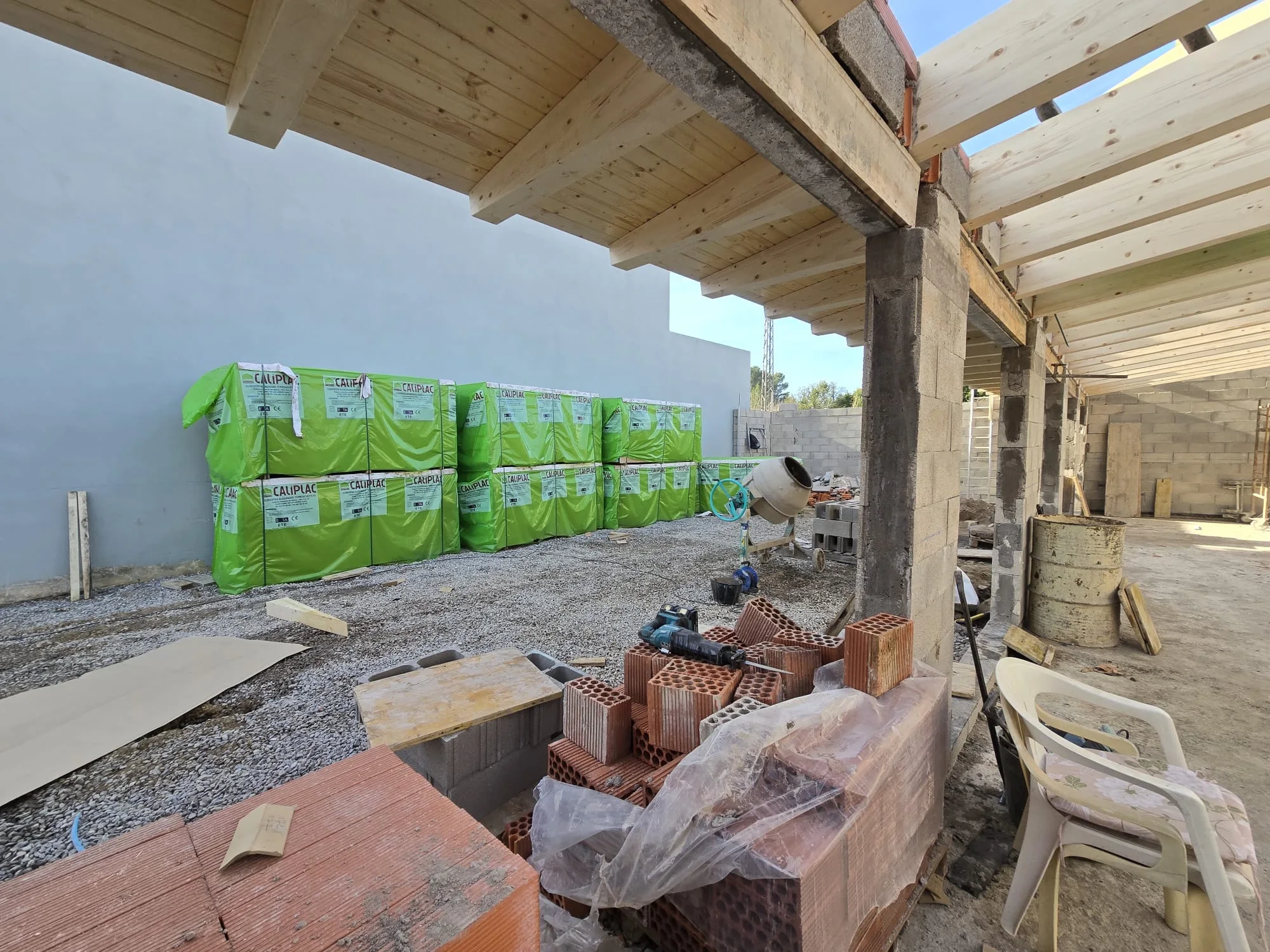 Estructura de madera laminada y paneles Caliplac