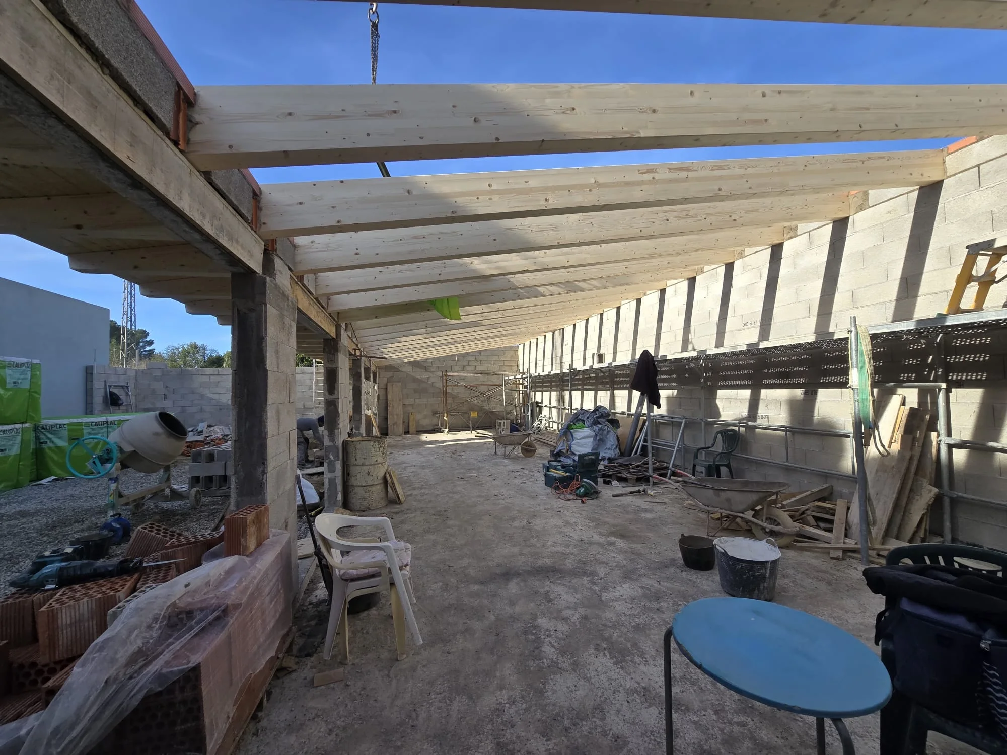 Estructura de madera laminada y paneles Caliplac