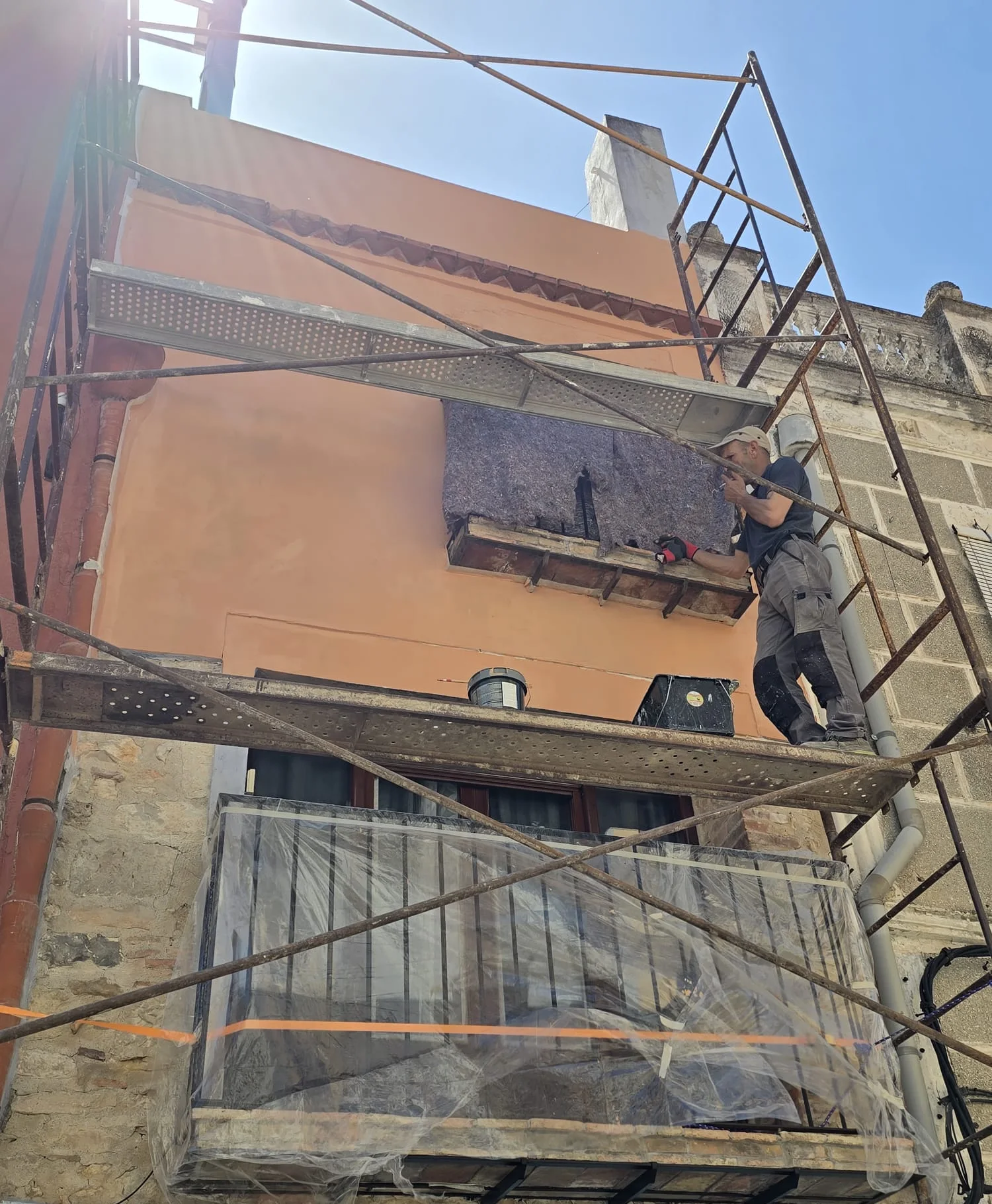 Aplicación de revestimiento en fachada
